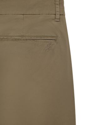 Relaxed pleat front chino short